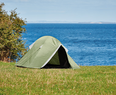 Zielony namiot nad brzegiem morza