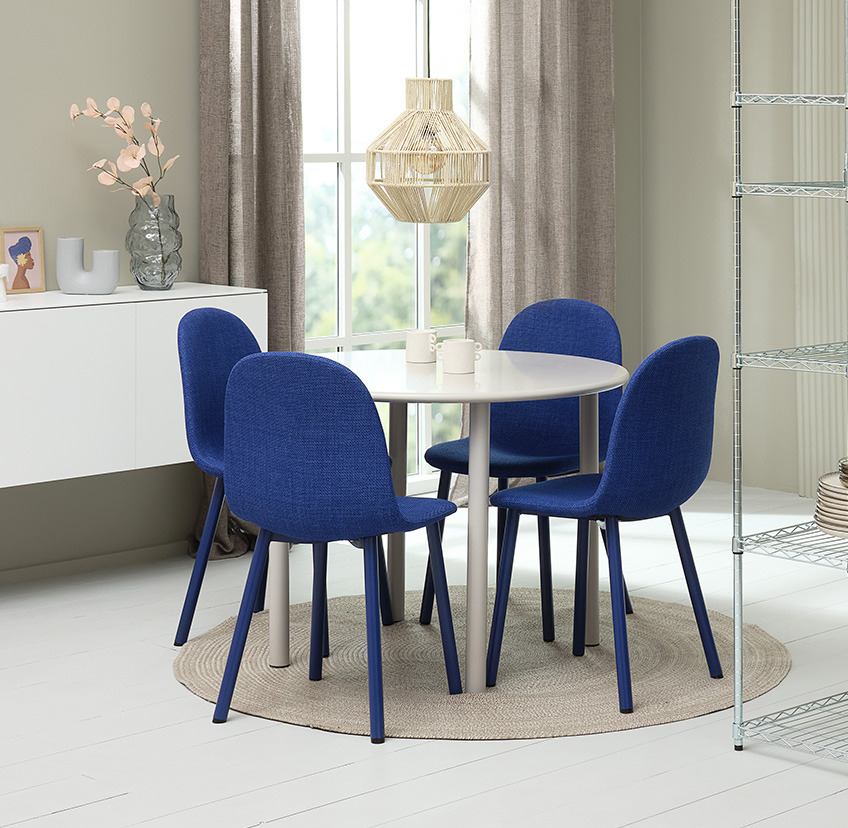 Krzesło do jadalni w kolorze kobaltowego błękitu i okrągły stół w kolorze białym 