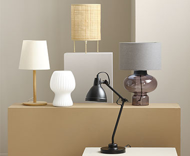 Małe lampki stołowe w różnym stylu i różnych kolorach