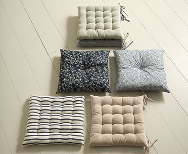 Kwadratowe, pikowane poduszki siedziska w naturalnych kolorach
