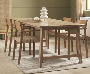 Solidny, drewniany stół z 4 krzesłami 