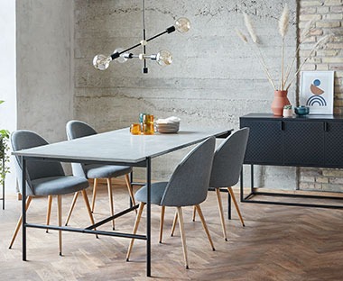 Stół w stylu loftowym z czterema tapicerowanymi krzesłami 