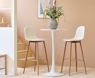 Biały stół barowy i białe krzesła barowe z drewnianymi nogami 
