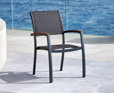 Ciemnoszare krzeszło z elastycznymi plecami i siedziskiem 
