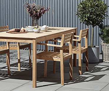 Drewniany stół ogrodowy z drewnianymi krzesłami 