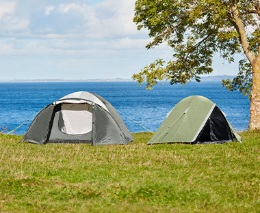 Dwa namioty nad brzegiem morza 