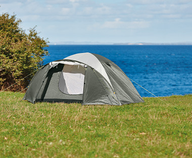 Szary namiot  czterosobowy nad brzegiem morza 