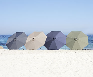 Cztery rozłożone parasole na plaże 