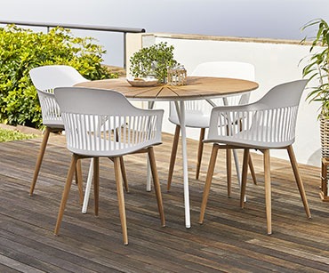 Okrągły stół tarasowy z drewnianymi o białymi elementami oraz 4 krzesła z białymi, plastikowymi siedziskami i nogami w kolorze drewna 