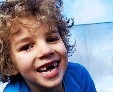 Uśmiechnięte dziecko po zabawie na trampolinie