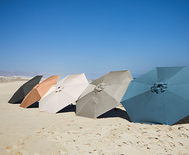 5 kolorowych parasoli plażowych