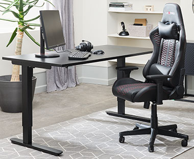 Czarne biurko z regulowaną wysokością i wygodne krzesło biurowe