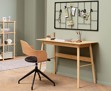 Domowe biuro z wąskim biurkiem i obrotowym krzesłem 
