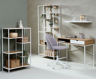 Domowe biurko z regałami i biurkiem z białego metalu z drewnianymi blatami 