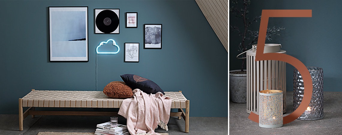Leżanka z poduszkami ozdobnymi i kocem pod ścianą z plakatami i lampą w kształcie chmurki