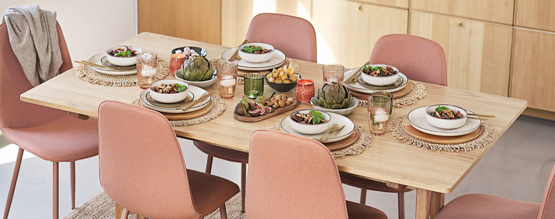 Stół w jadalni z 5 krzesłami