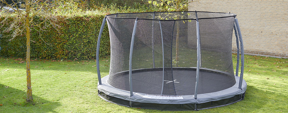 trampolina naziemna na trawniku 