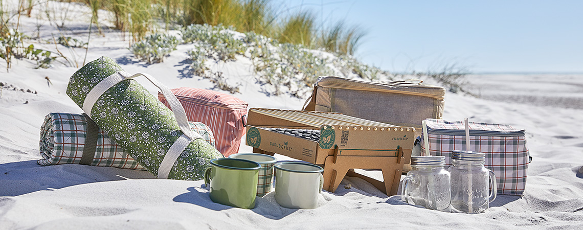 Ręcznik plażowy, koc na plażę i inne przybory piknikowe przydatne podczas wycieczki na 
