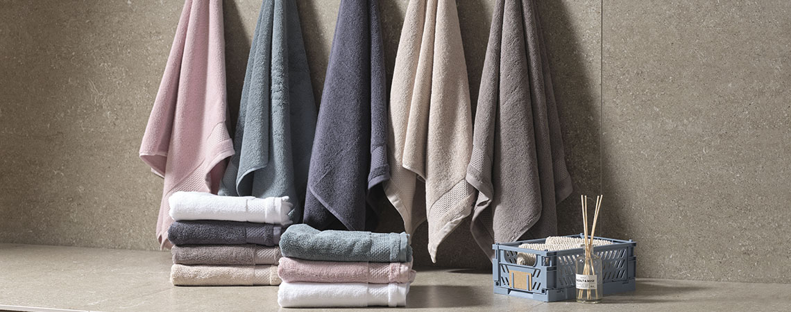 Ręczniki w różnych kolorach wiszące w łazience