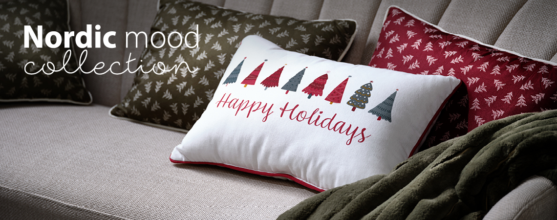 Popularne są skandynawskie dekoracje świąteczne, takie jak poduszki i narzuty. 