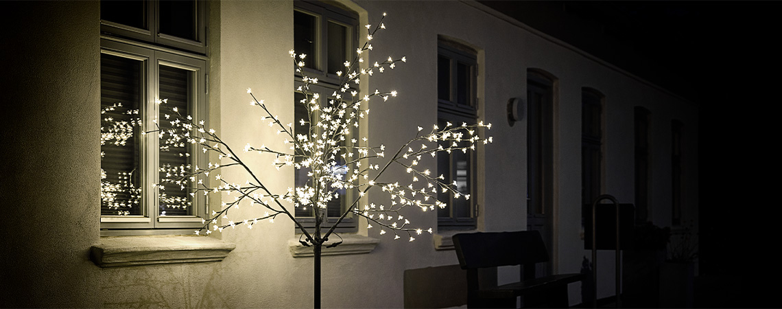 Drzewo LED na zewnątrz domu zimą