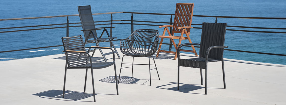 5 różnych krzeseł ogrodowych na tarasie z widokiem na morze