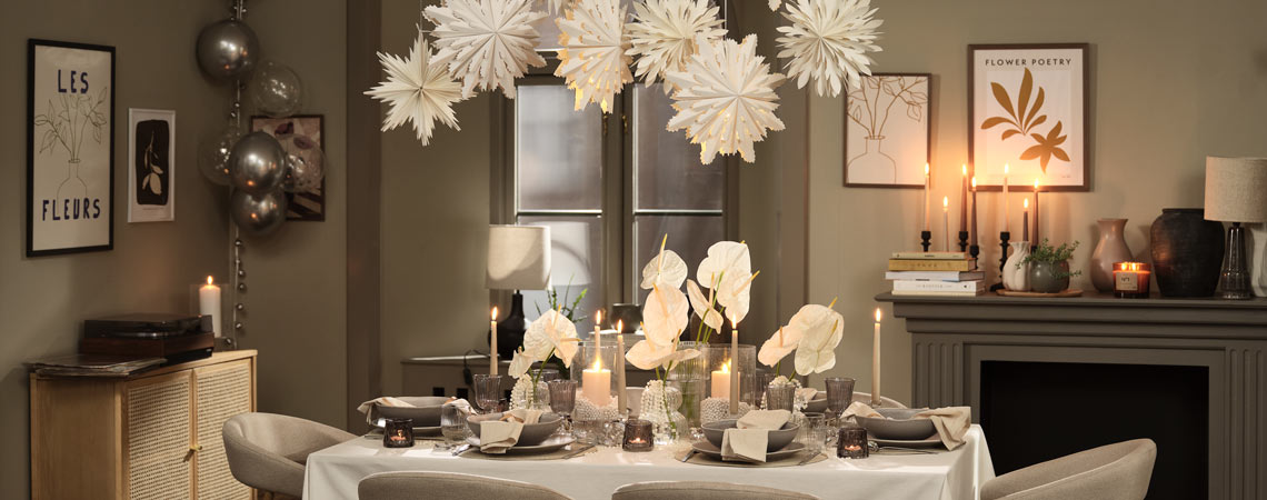 Gwiazdki świąteczne SKRYMSLI zdobią noworoczny stół Jadalnia ze stołem nakrytym na uroczysty wieczór