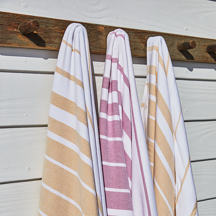 Ręcznik plażowy w paski w żółtym i różowym kolorze 