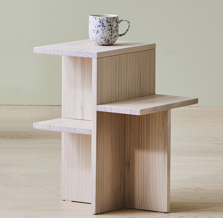 Drewniany stolik ozdobny wykonany z drewna sosnowego, który służy również jako stolik pomocniczy