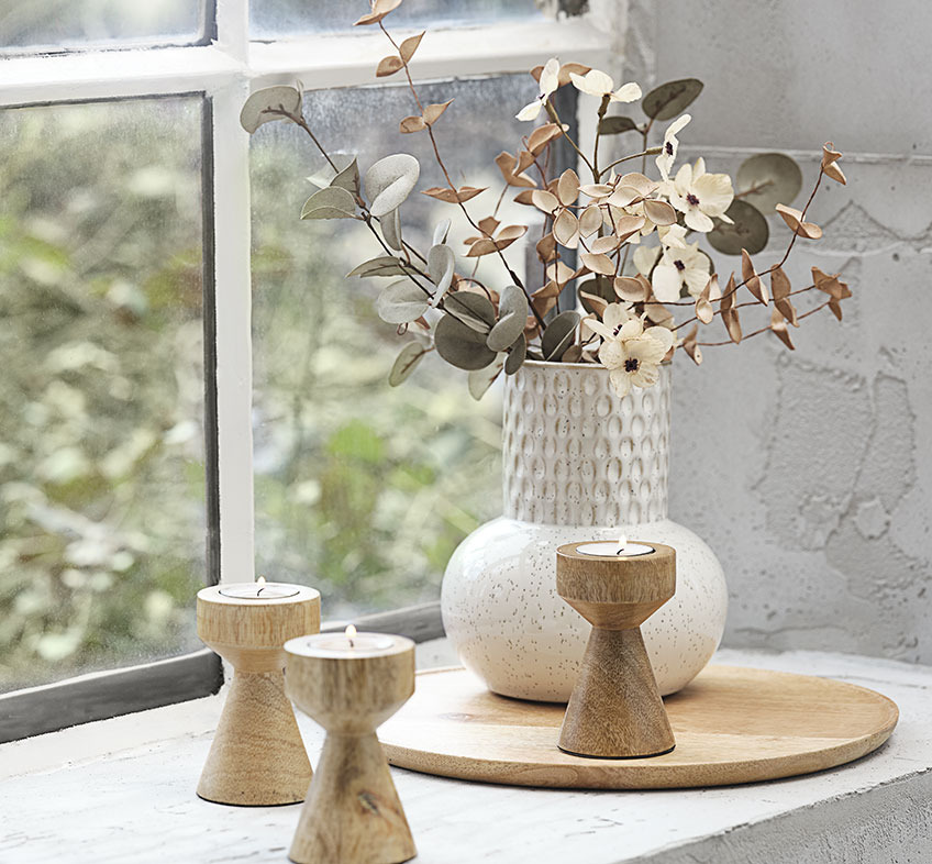 Jasnobeżowy lub biały wytłaczany wazon ze sztucznymi kwiatami i drewnianymi podstawkami na świeczki 