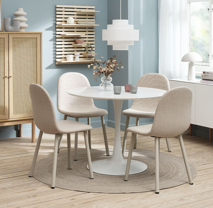 Jasnobeżowe krzesła do jadalni i okrągły stół w kolorze białym 