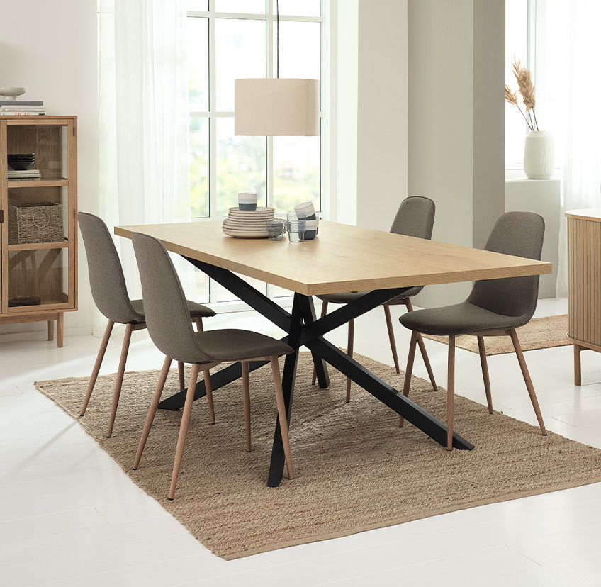 Oliwkowe krzesła i drewniany stół w jadalni 