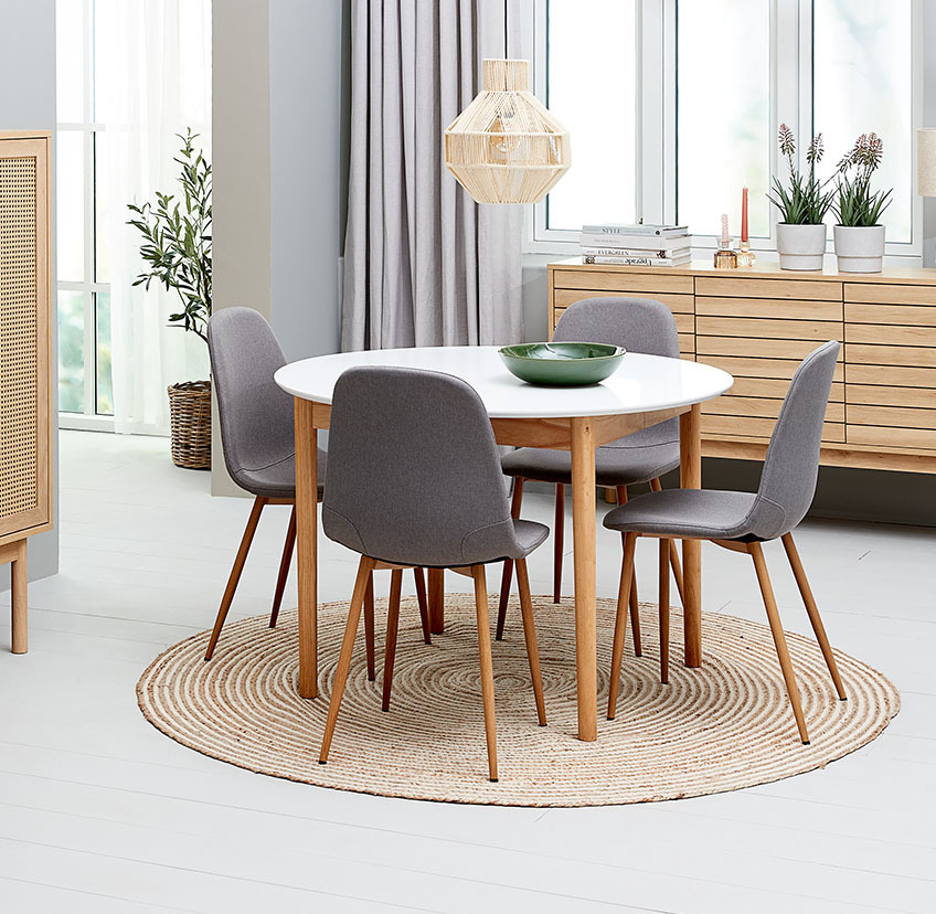 Szare krzesło do jadalni z drewnianymi nogami i okrągły stół w kolorze białym i dębowym