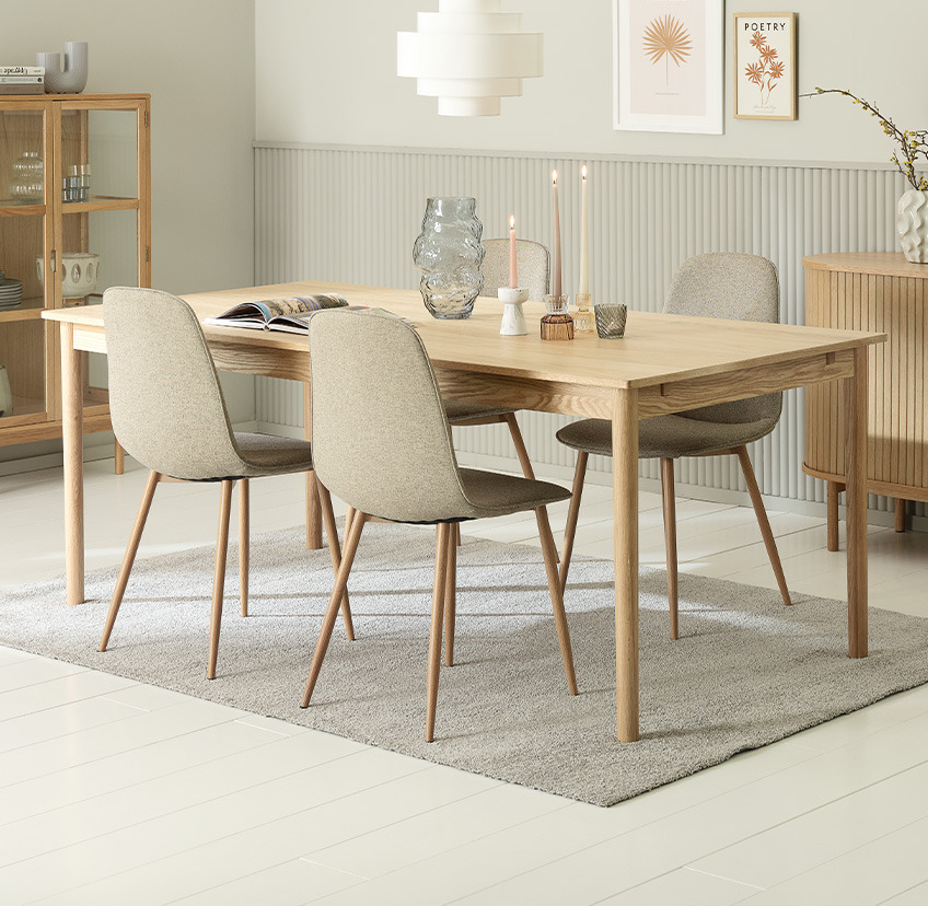 Ciemnobeżowe krzesła i drewniany stół 