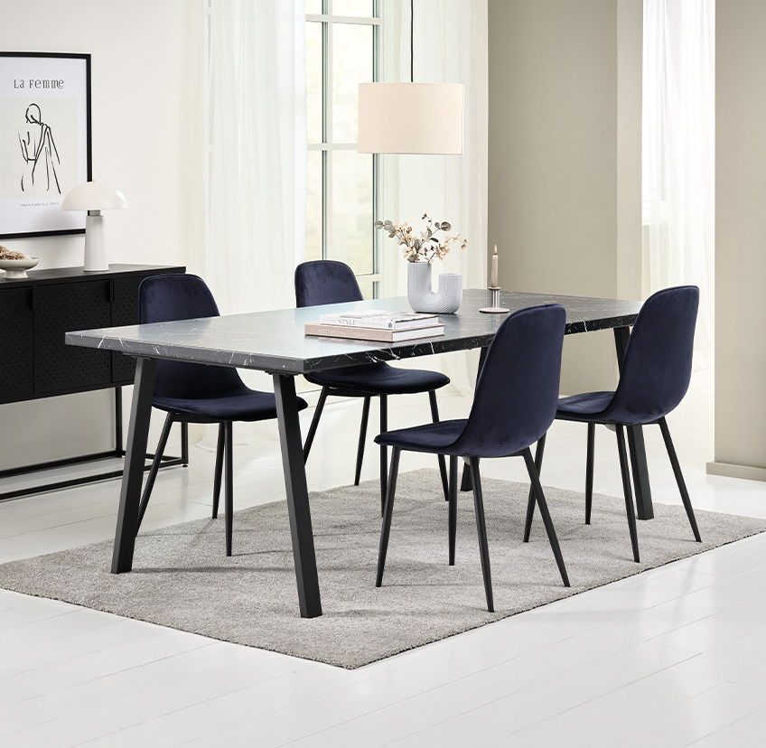 Ciemnoniebieskie aksamitne krzesło do jadalni i stół z czarnego marmuru 