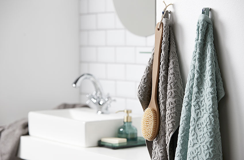 Wzorzyste ręczniki wiszące w łazience