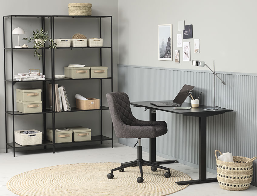 Regulowane biurko i krzesło biurowe w domowym biurze 