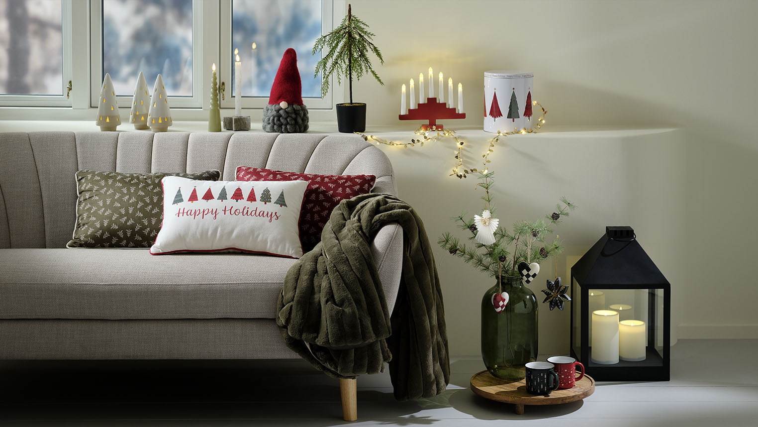 Przytulny salon ozdobiony skandynawskimi dekoracjami świątecznymi 
