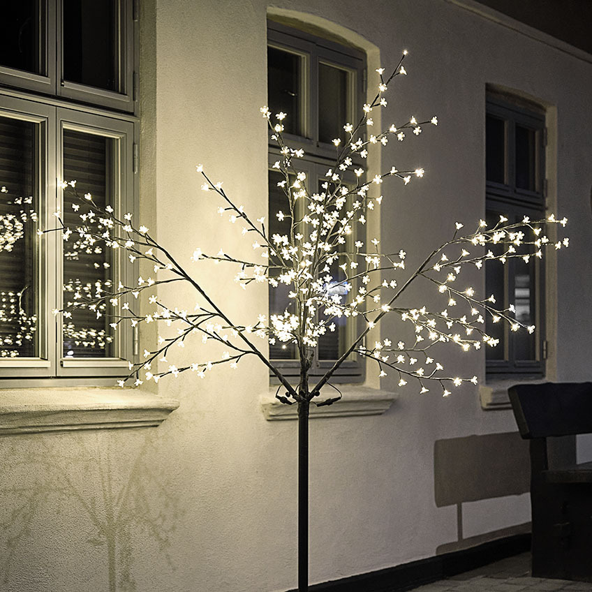 Duże drzewko podświetlane LED oświetlające dom