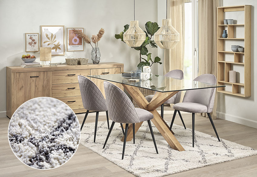 Jadalnia ze stołem, krzesłami, kredensem i wzorzystym dywanem  