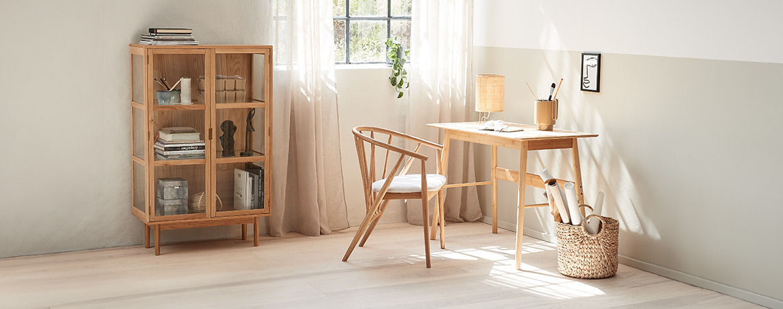 Krzesło dębowe z litego dębu, witryna z dębu i biurko z bambusa