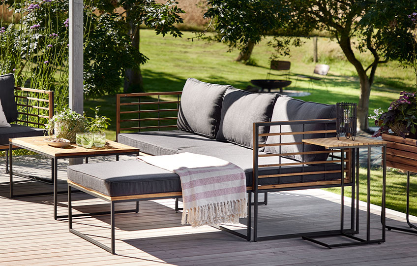 Sofa ogrodowa wykonana z litej akacji na tarasie