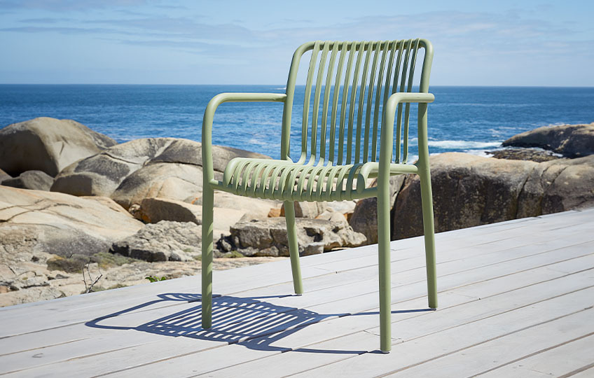 Plastikowe krzesło ogrodowe w nowoczesnym, minimalistycznym stylu