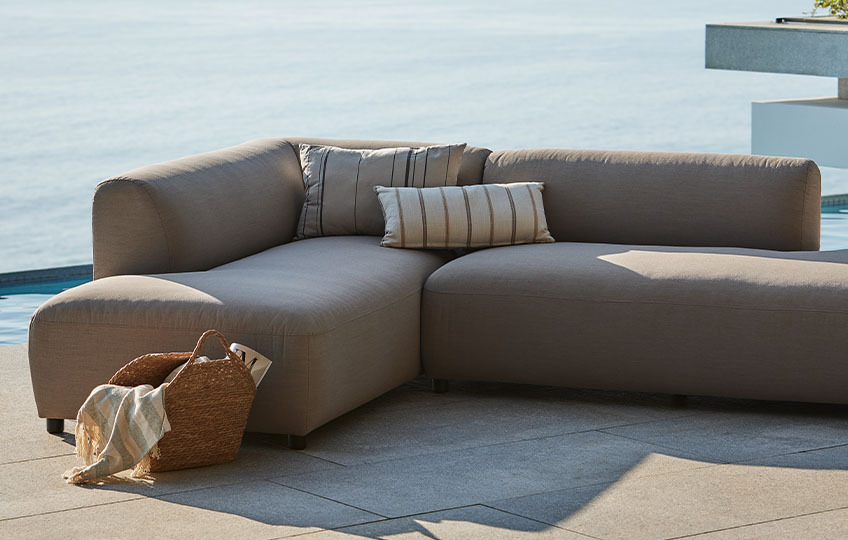 Sofa wypoczynkowa wykonana z szybkoschnącego materiału na każdą pogodę