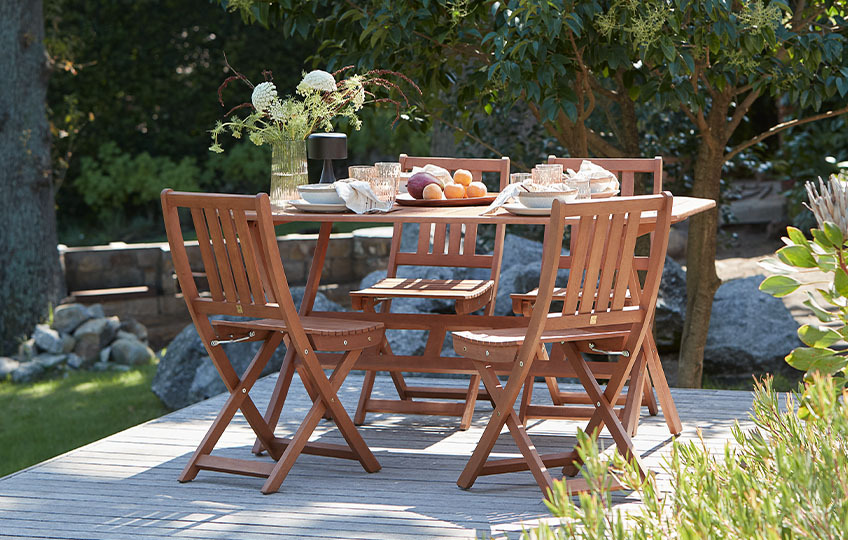 Stół ogrodowy z litego eukaliptusa i krzesła ogrodowe na tarasie 
