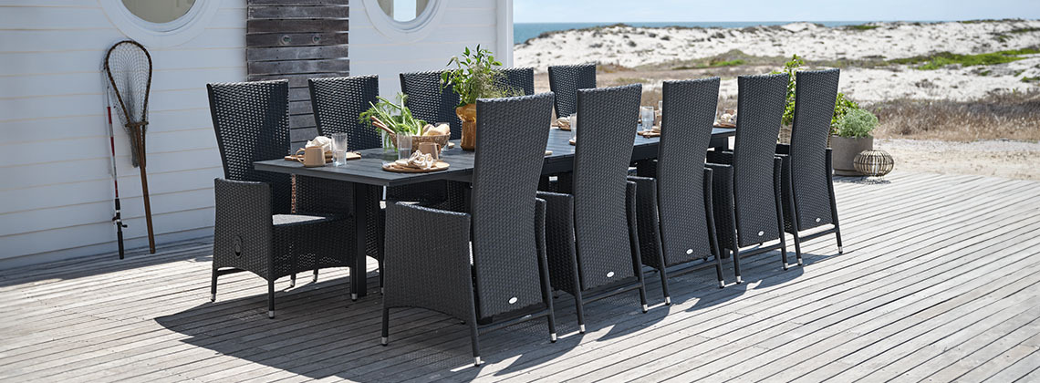 Duży stół ogrodowy i krzesła dla 10 lub 12 osób na tarasie przy plaży