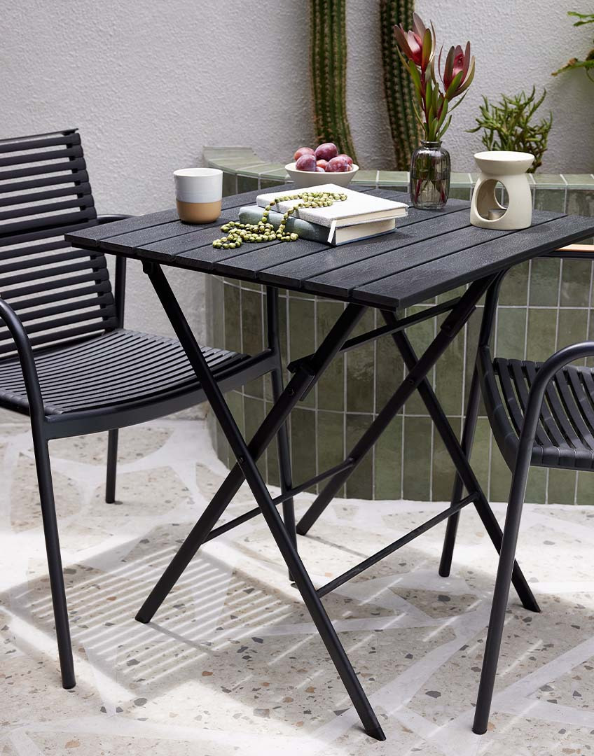 Zestaw bistro lub zestaw kawiarniany ze stołem i dwoma krzesłami ogrodowymi 
