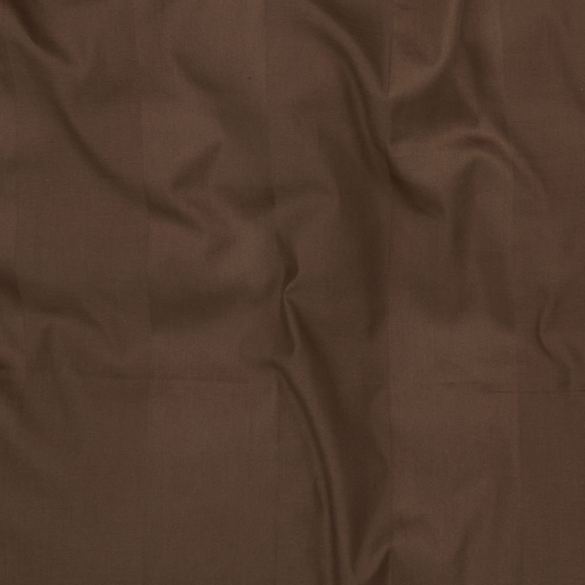 Zbliżenie na czekoladowo-brązową poszwę na kołdrę i bawełnianą pościel zawierającą poszwę na kołdrę i poszewkę na poduszkę 