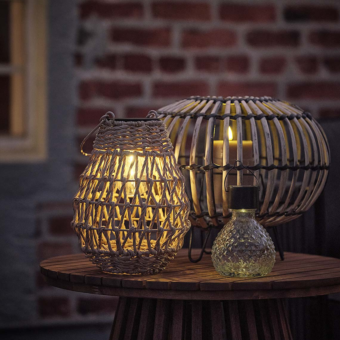 Latarnia ENGHAUK, lampa solarna LAPPSPURV i lampa akumulatorowa BREMSE Latarnia zewnętrzna, latarnia solarna i solarne oświetlenie ogrodowe emitujące ciepłe światło w nocy