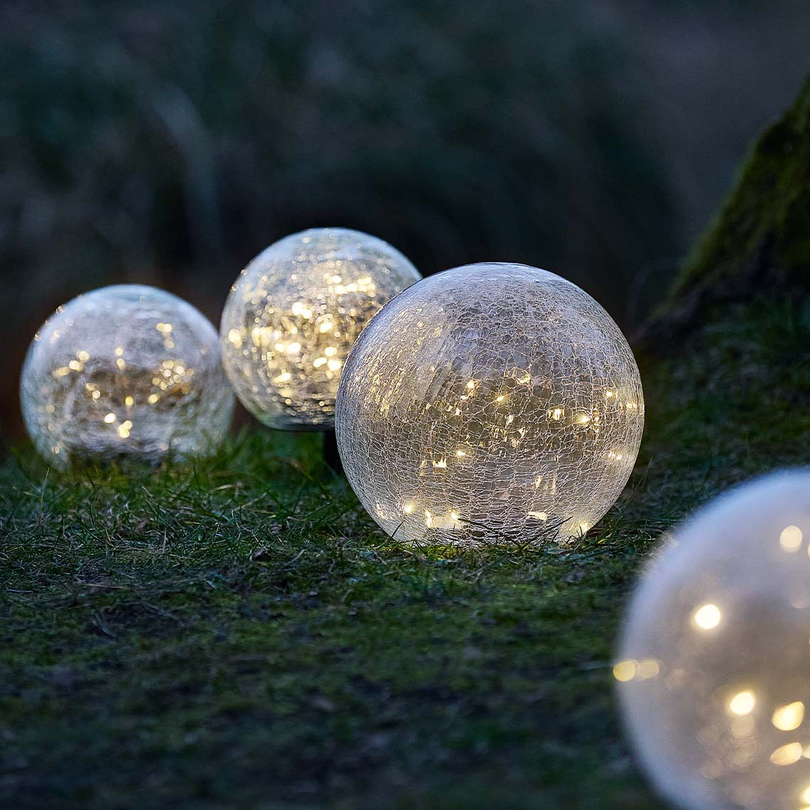Lampa solarna HAVSVALE jest dostępna w dwóch rozmiarach Okrągłe lampy solarne wykonane ze szkła
